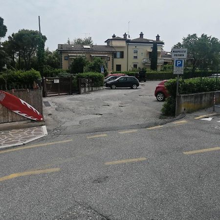 Appartamento A Peschiera Del Garda Con Piscina エクステリア 写真